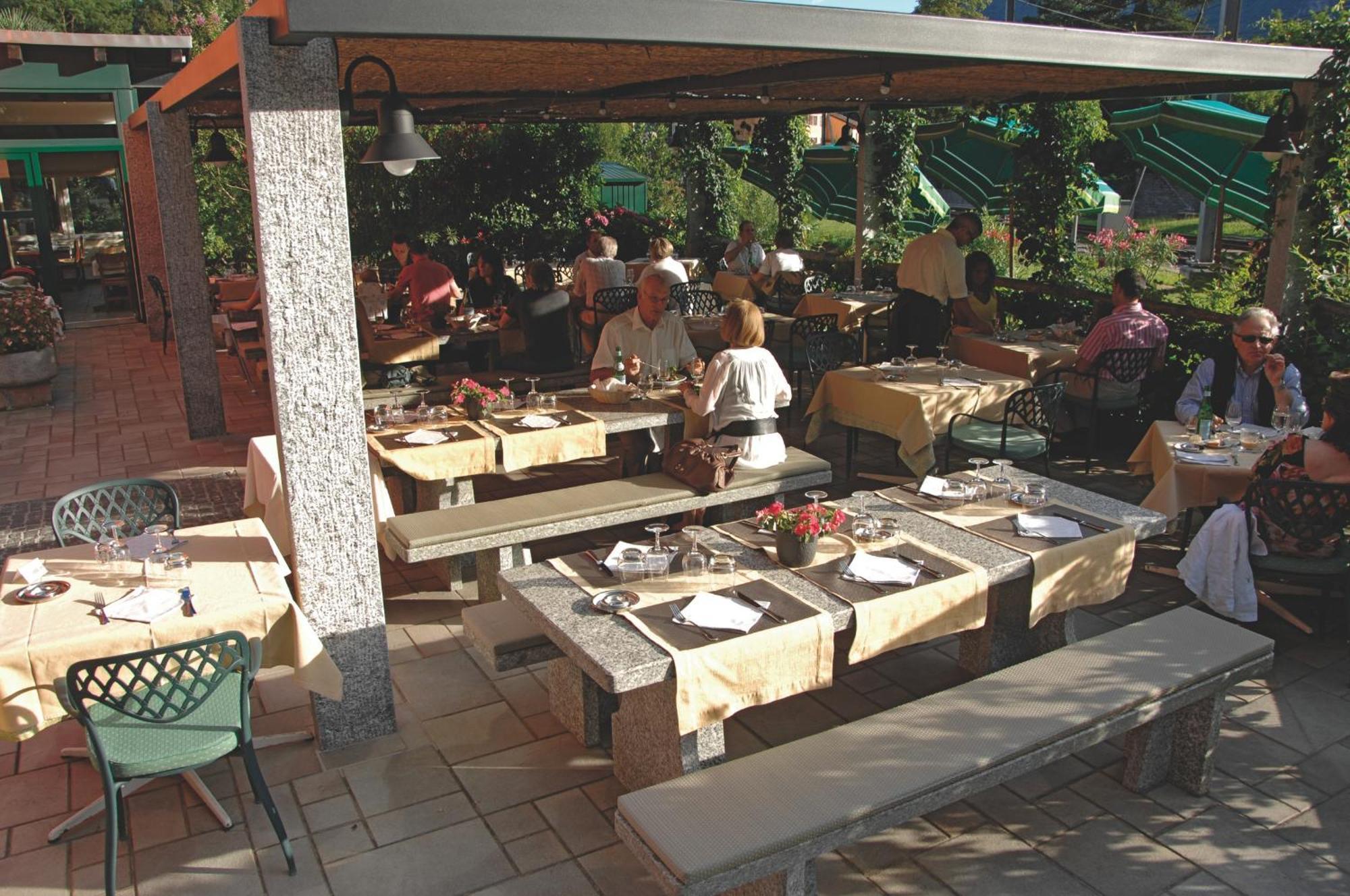 Ristorante Charme Hotel Tre Terre Ponte Brolla Buitenkant foto